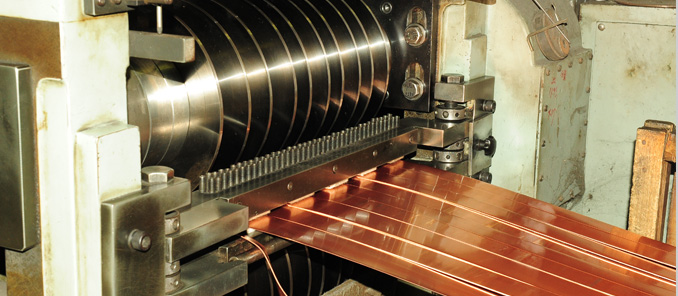 分條機：依照客戶需求，將銅板作縱向切割成固定長度及寬度之銅卷，以利包裝作業。