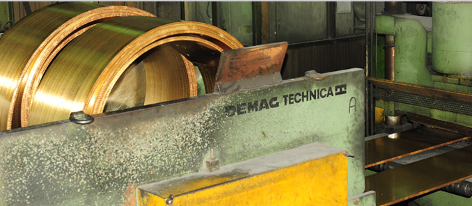 連續式銅卷鑄造機：將原料壓縮定型。